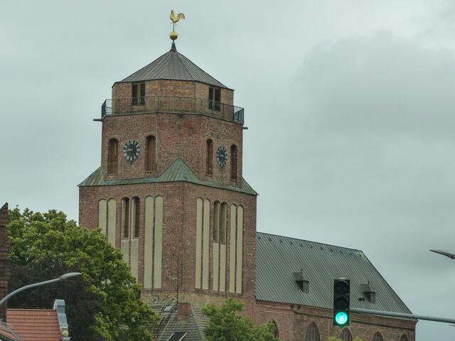 Die Sankt Petrikirche in Wolgast. Wolgast gilt als Tor zur Insel Usedom. Da wir schon in aller Frühe von daheim aufbrachen, passierten wir den Ort schon um viertel vor Zehn am Morgen.  Die Ampel zeigt grün für einen schönen Urlaub. Die Insel Usedom und der erste Ferientag lag vor uns!