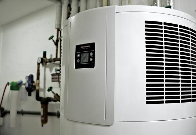 Umweltenergie kann man auch direkt mit einer Warmwasser-Wärmepumpe im heimischen Keller zur Warmwassererzeugung erzeugen – beispielsweise mit einer WWK electronic von STIEBEL ELTRON. | Foto: Foto: Hersteller / TRD Bauen und Wohnen.