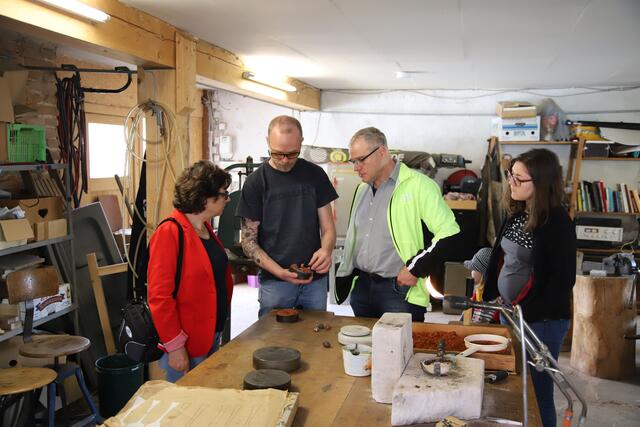 In den Kursen zu Silbergiessen, Silberschmieden, idividueller Perlenherstellung fühlt man sich sehr gut betreut: Kein Wunder: Michael ist auch ausgebildeter Kunstpädagoge am Schmuttertalgymnasium