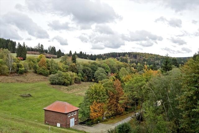 in dem Haus unterhalb des Staudamms befinden sich die Stromerzeugungsanlagen und die Regeleinrichtungen