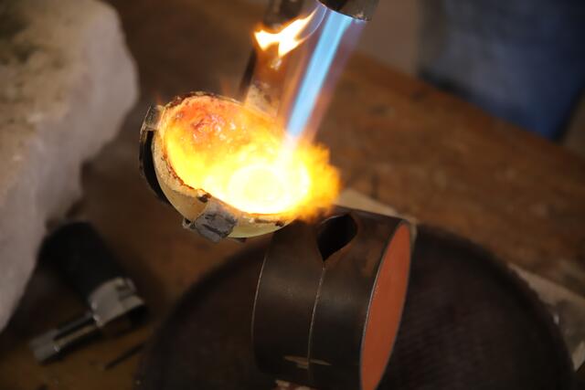 Wenn das edle Metall bis zur Weissglut erhitzt in die Sandform rinnt, wächst die Spannung, denn jede Form kann nur einmal verwendet werden