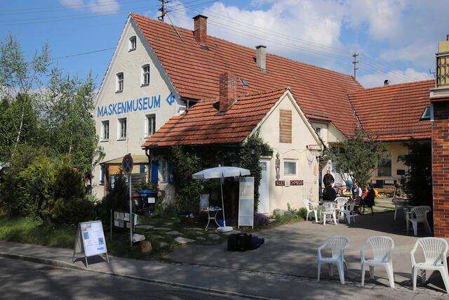 Haus Nr. 1: das  Haus der Kultur(en) in der Lindenstrasse in Diedorf mit Maskenmuseum, alter Dorfschmiede und  Künstlerhof