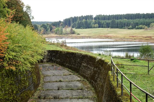 der Hochwasserüberlauf des Mandelholzer Hochwasserschutzbeckens