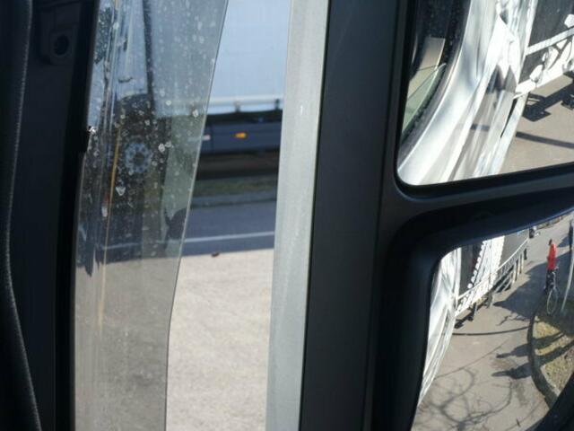 Stark vergrößertes Suchbild - mit Radfahrer in roter(!) Jacke: Schauen Sie doch mal ganz genau in den unteren Spiegel .... SO WENIG kann also ein Lkw-Fahrer in den sechs Spiegeln sehen. Um so wichtiger sind Abbiegeassistenten, so wie sie jetzt das Land Niedersachsen auch an schwierigen Lkw testet. Die adⓕc-Ortsgruppe Langenhagen appelliert an ALLE Lkw-Betreiber, die bisher noch Lkw OHNE Abbiegeassistenten fahren lassen, diese umgehend mit diesen Einrichtungen aus-/nachzurüsten. Um Schlimmes zu vermeiden. | Foto: adⓕc-Ortsgruppe Langenhagen, in Kooperation mit Mercedes Trucks Hannover
