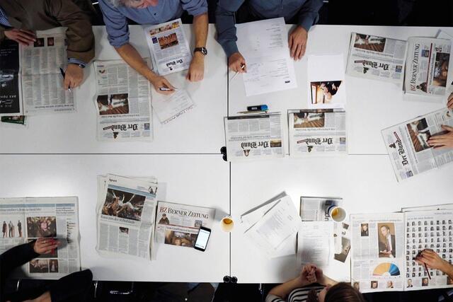 Blattbesprechung bei einer Tageszeitung | Foto: obs/3sat/ZDF/SRF/Balzli&FahrerFilmprod.