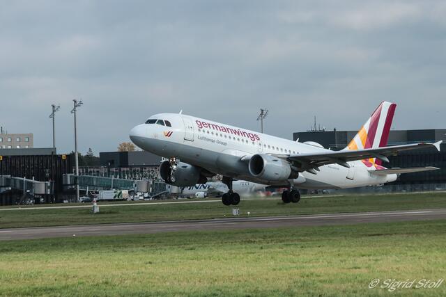 Sie fliegt in die Sonne nach Ibiza