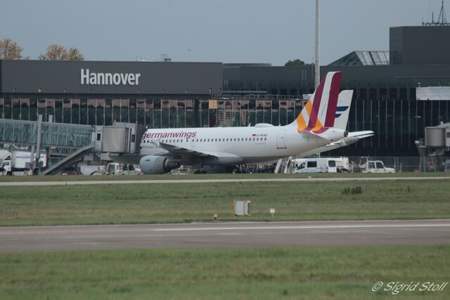 Die letzten Passagiere auf dem Weg in die Maschine