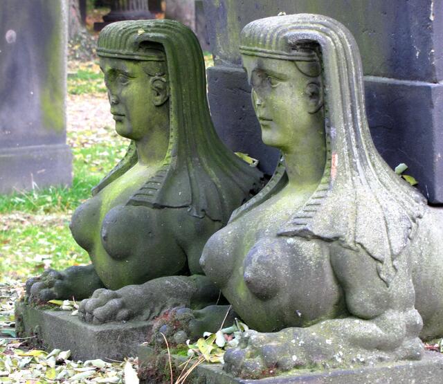 Nahe dabei ein Grab, das mit seinen Sphinxen auf die andere frühe Hochkultur hinweist. Ägypten reichte zeitweise bis an den Euphrat heran. Zwischen beiden Reichen fand ein reger Handel statt, und sie befruchteten sich kulturell gegenseitig.