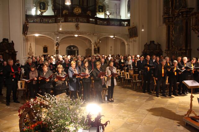 Alle Sängerinnen und Sänger der gemischten Chöre und das Orchester setzten einen großartigen Schlusspunkt unter das Kreis-Chorkonzert