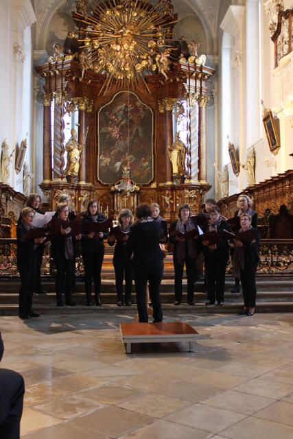 Als kleiner, aber feiner Frauenchor präsentierte sich das Vokalensemble Bissingen unter Leitung von Magdalena Polzer