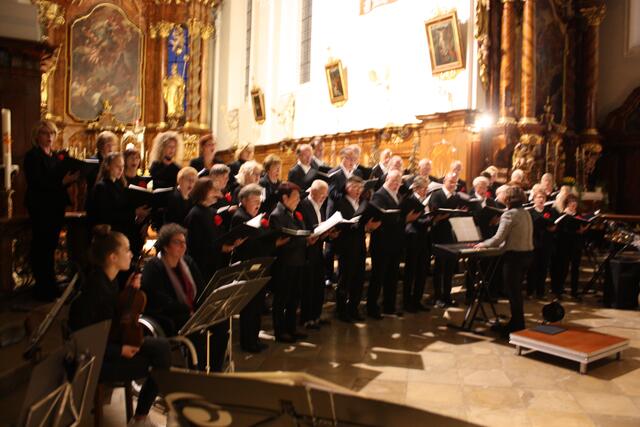 Als Partnergemeinde der Stadt Höchstädt beteiligte sich die Chorgemeinschaft Deidesheim-Ruppertsberg aus der Pfalz am Konzert