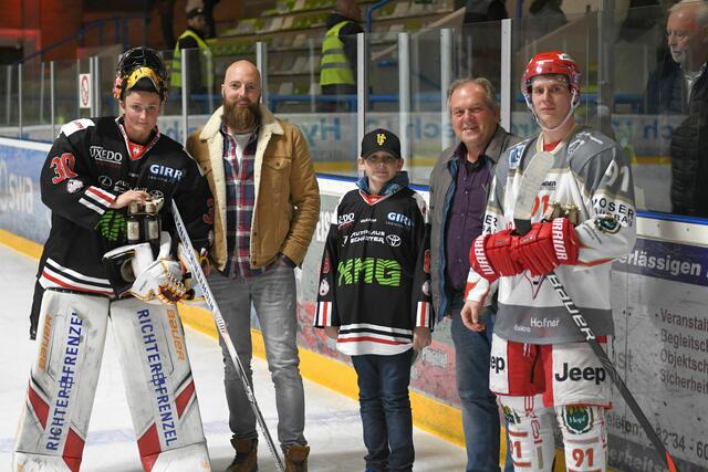Nach dem Spiel wurden Jennifer Harß und Bohumil Slavíček als beste Spieler ihrer Mannschaft geehrt (v.l.n.r. Jenny Harß, Sponsor Oliver Girr, Maxi, Sponsor Gerhard Beutelrock, Bohumil Slavíček)
