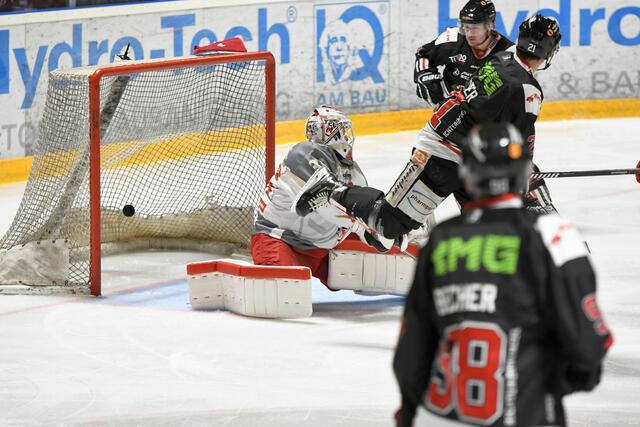 Schon nach vier Minuten zappelte der Puck im Tor der Gäste.