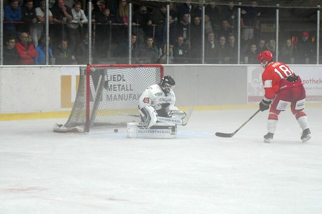 Bob Wren verwandelt den entscheidenden Penalty zum 4:3.