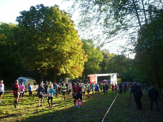 Die Athleten der 42-Kilometer-Strecke genießen die frühe Morgensonne.