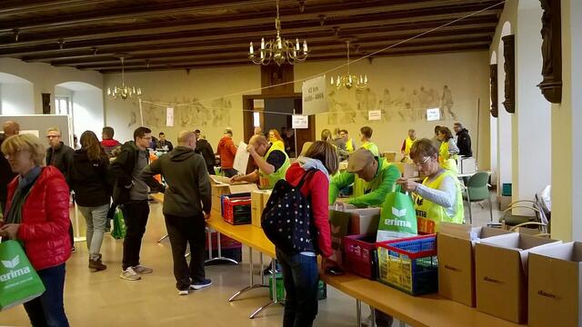 Bevor die Athleten in Schweiß geraten sind die Helfer vom Veranstalter dran.