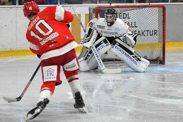 Königsbrunns Goalie Nico Hetzel machte den Grafinger Stürmern das Leben schwer.