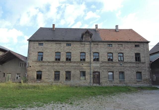 Gesamtansicht des Wohngebäudes vom Innenhof aus