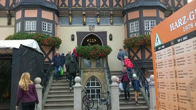 Startnummernausgabe in besonderem Ambiente: Rathaus Wernigerode.