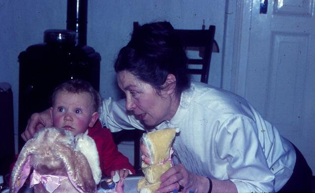 Mutter mit Enkelin Gerburg Weihnachten 1966