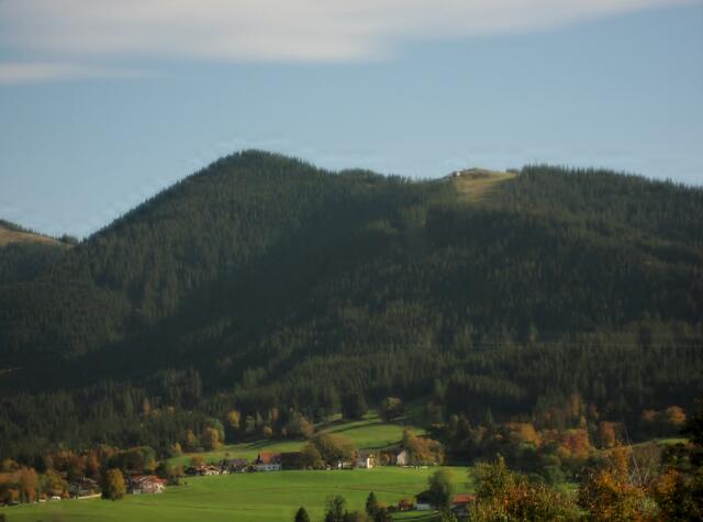 "Zoom", so gut es geht, auf die Bergstation (Sessellift) vom "Hörnle" ; ein Name für drei Gipfel. Im Winter ist hier Ski-Betrieb.