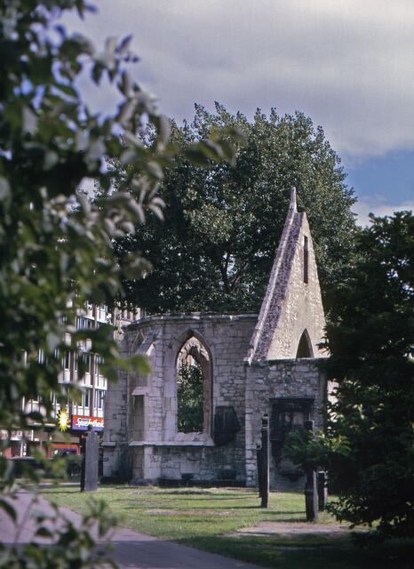 Grabsteine an der Ruine der Nikolai-Kapelle - Situation vor der Neugestaltung