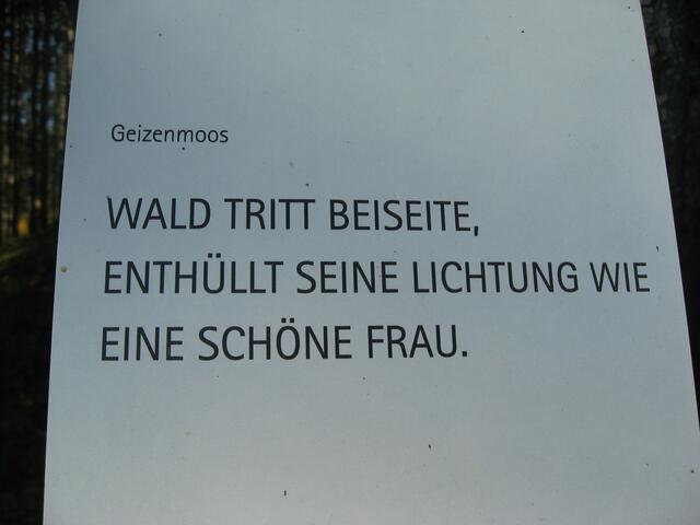 Überall am Weg waren diese Stehlen aufgestellt.  Der Spruch (Haiku),  fein ausgedacht und angepasst an die vorherrschende Landschaft.