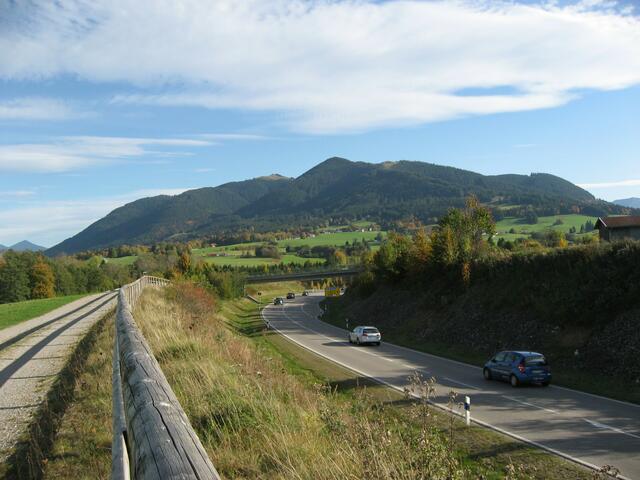 Ich radle auf der alten Bundesstraße (links), Richtung Saulgrub, Bad Kohlgrub. Vor mir ein schöner Blick aufs "Hörnle" . Unten: Der neue Kreuzungsbereich zu den genannten Moor-Heilbädern.