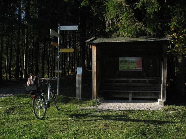 Ich bin an einem Rastplatz mit Hütte direkt im Geizenmoos angekommen. Ein bezauberndes Plätzchen! Vor mir ein weiter Blick in die Berge. Zu sehen im nächsten Bild.