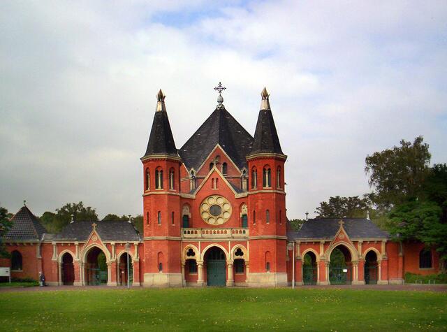 Beeindruckender Eingang am Stöckener Friedhof