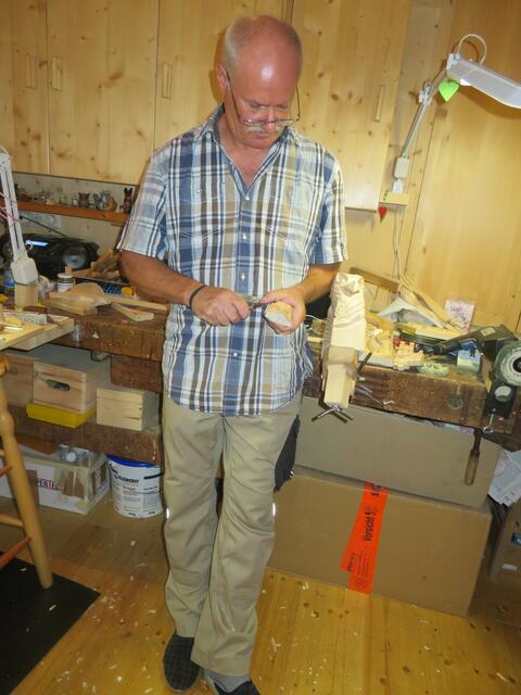 Der Schnitzer bei seiner Arbeit.