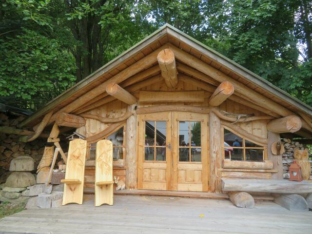 Ausstellungshütte des Schnitzers.