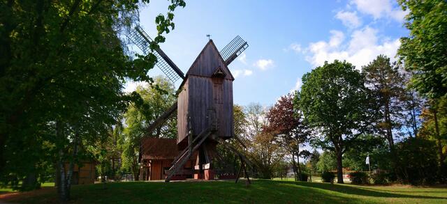 Ein kleiner Park ist um die Mühle herum angelegt.