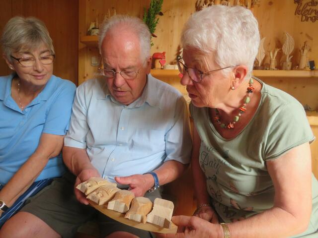 Bestaunen die Eulen Rohlinge.