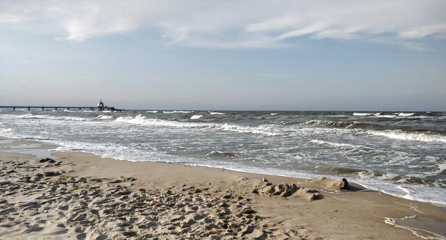 Sonne Wind und Wellen! Am Strand in Zinnowitz. Die Taucherglocke schimmert in der Ferne.