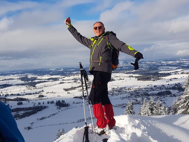 Grandiose Ausblicke auf die Alpen ergeben sich bei den Schneeschuhwanderungen.