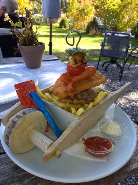 Eine Fuhre Mist, mein erstes Essen hier