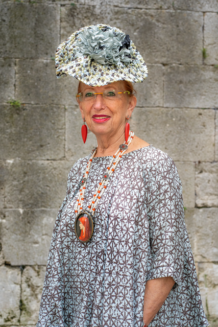Die weltgrößte Hutverkaufsschau „Mut zum Hut“ zusammen mit „schmuck durch Schmuck“ im Areal vom Schloss Neuburg a. d. Donau hat auch im 21. Jahr ihres Bestehens nichts an dem großen Flair des deutschen Ascott. Unsere myheimat-Models Katja und Susanne tauchten ein in die Welt der Schöpfungen von Modistinnen und Hutmacher. Bid. Kulturpreisträgerin und Organisatorin Ute Patel-Mißfeldt