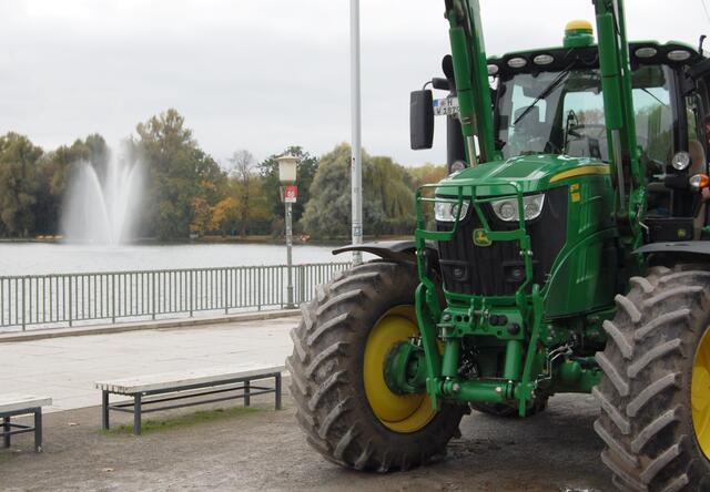 Der Maschsee einmal anders als gewöhnlich. Dort, am Nordufer, fand am Mittag eine Kundgebung statt.