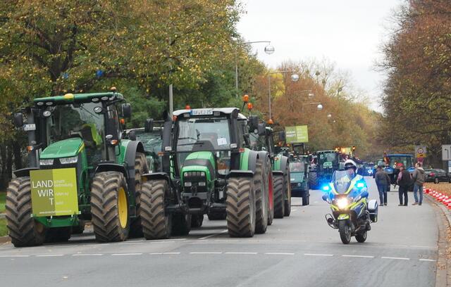 Kein Durchkommen für andere Autofahrer. Auf den Schnellwegen nicht und auch auf manch anderen Straßen, da etliche gesperrt wurden.