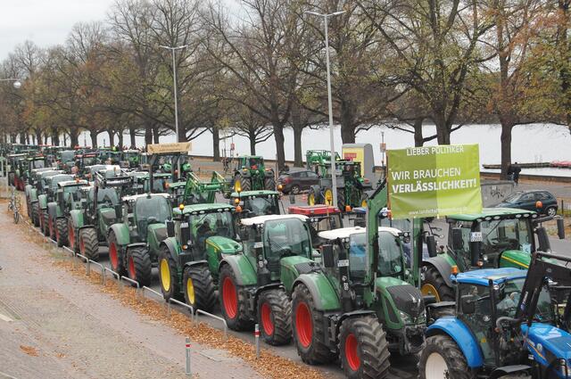 Ein Bild, das in Erinnerung bleiben wird. Die Landwirte haben alles gegeben. Auch wenn sie wohl nur wenig erreichen werden, so fühlen sie sich vielleicht nach der Demo etwas besser. Aber die Lage bleibt schwierig.