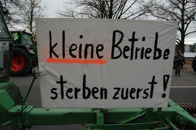 Im Vordergrund stand die neue Düngeverordnung, die, und auch andere Auflagen, nach ihrer Ansicht so manchen kleineren Betrieb in Schwierigkeiten bringen.