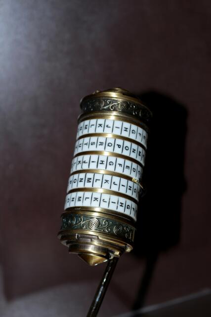 ,,Cryptex" Bekannt aus dem Roman ,,Der da Vinci Code". Ob sie wirklich in dieser Form von da Vinci stammt ist allerdings eher fraglich.