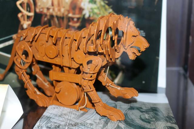 ,,Mechanischer Löwe" gebaut 1515 von Leonardo da Vinci. Man bezeichnet diesen Löwen als den ersten Roboter.