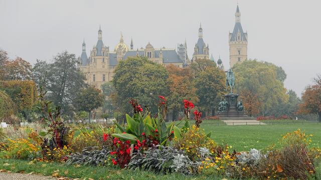 Wie aus dem Bilderbuch: Sichtachse vom Schlossgarten zur Schlossinsel. Foto: Helmut Kuzina