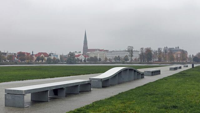 Von der BUGA 2009 erhalten geblieben ist der „Garten des 21. Jahrhunderts“, der auf einer Betonfläche am Burgsee entstand. Foto: Helmut Kuzina