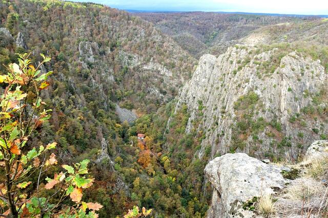 Blick ins herbstliche Bodetal mit der Gaststätte Königsruh