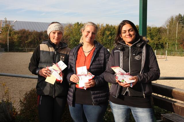 von links Kursleiterin Ulrike Schmid und Helfer Nicole Wilfer und Nadine Pohl