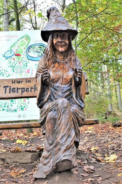 die Hexe weist den Weg zum Tierpark