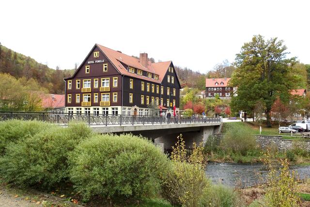 "Zur Forelle"  in Treseburg mit Bode, die Luppbode mündet hier in die Bode